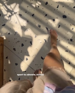 Julia Wieniawa-Narkiewicz feet photo thumbnail
