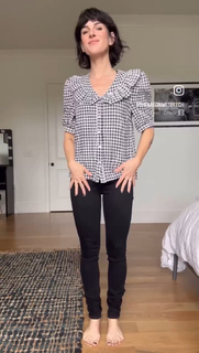 Shenae Grimes-Beech feet photo thumbnail