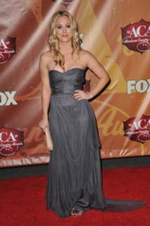 Kaley Cuoco feet photo thumbnail