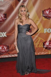 Kaley Cuoco feet photo thumbnail