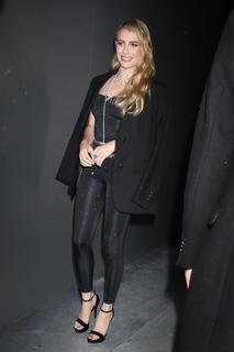 Emma Roberts feet photo thumbnail