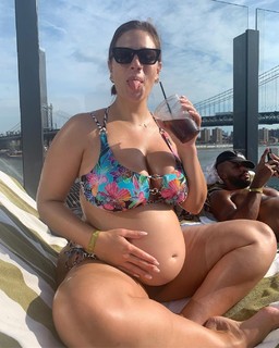 Ashley Graham feet photo thumbnail