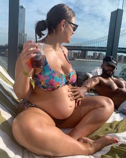 Ashley Graham feet photo thumbnail