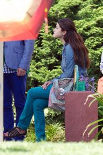 Selena Gomez feet photo thumbnail