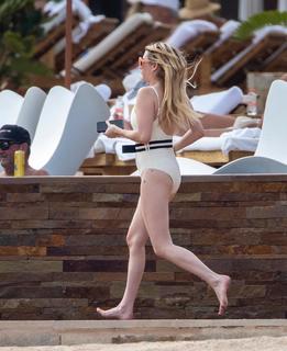 Emma Roberts feet photo thumbnail