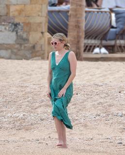 Emma Roberts feet photo thumbnail