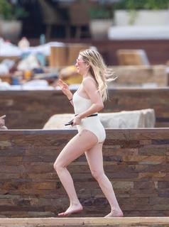 Emma Roberts feet photo thumbnail