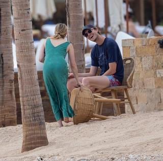 Emma Roberts feet photo thumbnail