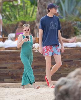 Emma Roberts feet photo thumbnail