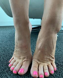 Kyle Unfug feet photo thumbnail