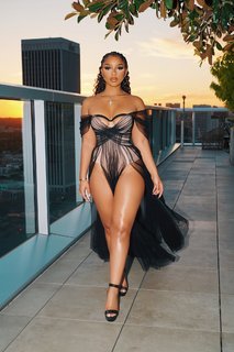Chloe Bailey feet photo thumbnail