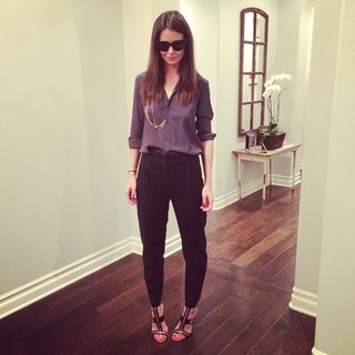 Katie Holmes feet photo thumbnail