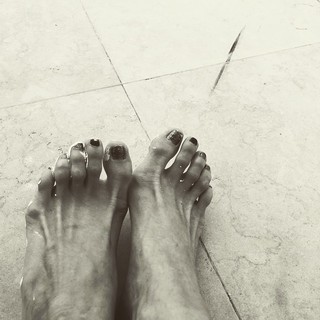 Katie Holmes feet photo thumbnail
