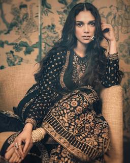 Aditi Rao Hydari feet photo thumbnail