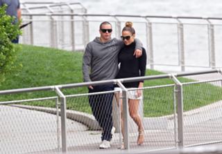 Jennifer Lopez feet photo thumbnail