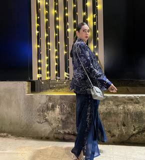 Karisma Kapoor feet photo thumbnail