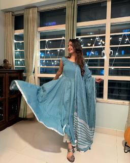 Anushka Sen feet photo thumbnail