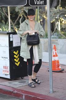 Chrissy Teigen feet photo thumbnail