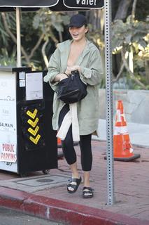 Chrissy Teigen feet photo thumbnail
