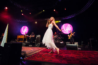 Joss Stone feet photo thumbnail