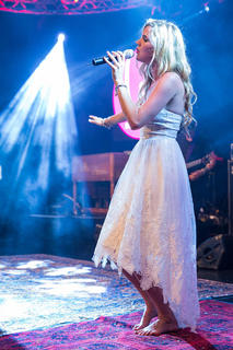 Joss Stone feet photo thumbnail