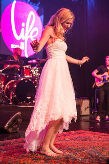 Joss Stone feet photo thumbnail
