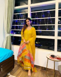 Anushka Sen feet photo thumbnail