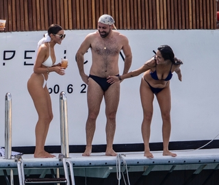 Olivia Culpo feet photo thumbnail