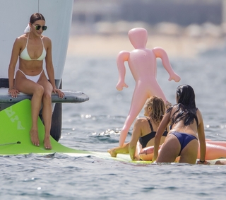 Olivia Culpo feet photo thumbnail
