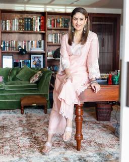 Kareena Kapoor feet photo thumbnail