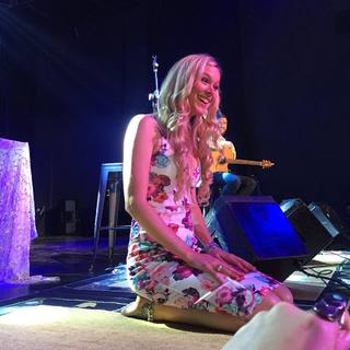 Joss Stone feet photo thumbnail