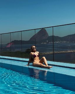 Carla Diaz feet photo thumbnail