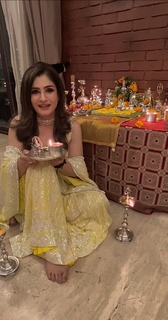 Raveena Tandon feet photo thumbnail