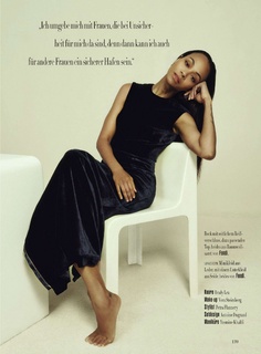 Zoe Saldana feet photo thumbnail