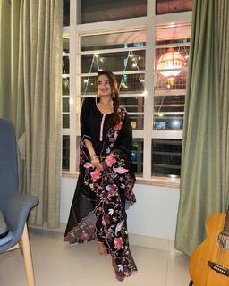 Anushka Sen feet photo thumbnail