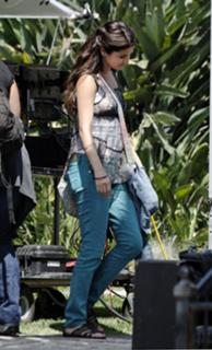 Selena Gomez feet photo thumbnail