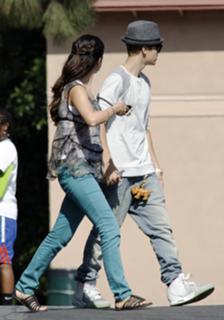Selena Gomez feet photo thumbnail