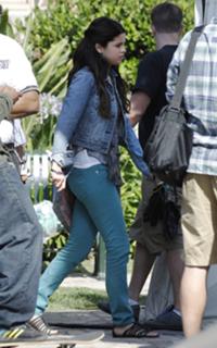 Selena Gomez feet photo thumbnail