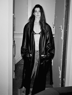 Anne Hathaway feet photo thumbnail