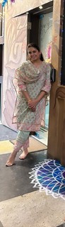 Huma Qureshi feet photo thumbnail