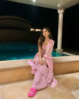 Anushka Sen feet photo thumbnail