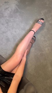 Helen Flanagan feet photo thumbnail