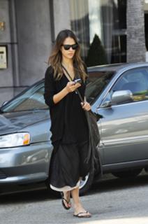 Jessica Alba feet photo thumbnail