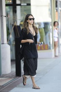 Jessica Alba feet photo thumbnail