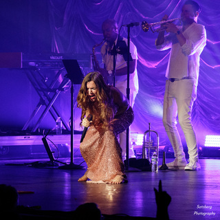 Joss Stone feet photo thumbnail