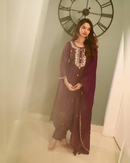 Anushka Sen feet photo thumbnail
