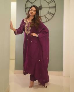 Anushka Sen feet photo thumbnail