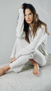 Alessandra Ambrosio feet photo thumbnail