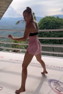 Karolina Pisarek feet photo thumbnail
