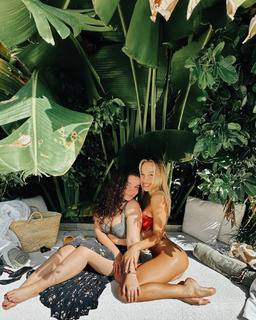 Alexis Ren feet photo thumbnail